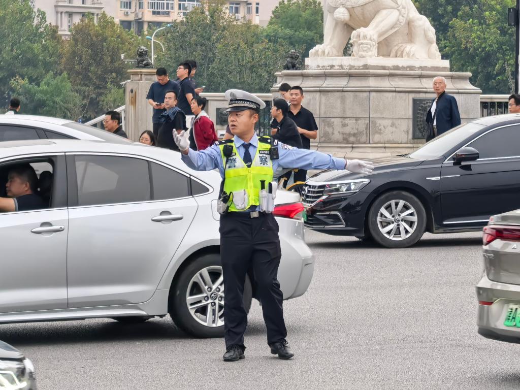 雙節(jié)團圓的背后，是他們堅守的身影
