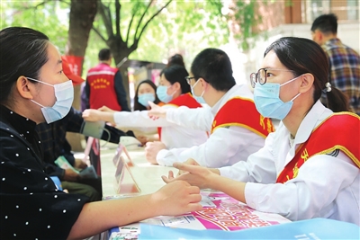 青年志愿者进社区送服务
