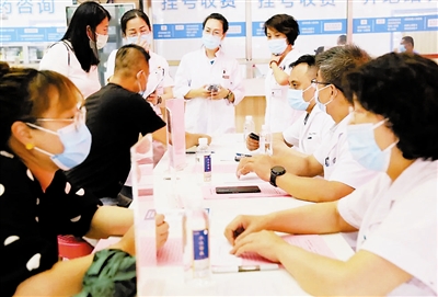 专家下乡义诊 为村民把“脉”