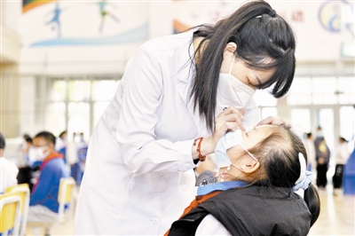 医生进校园 呵护眼健康
