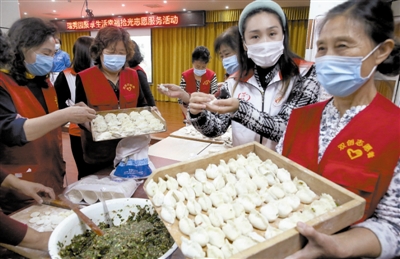 社区志愿者送关爱