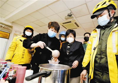 户外劳动者喝上腊八粥